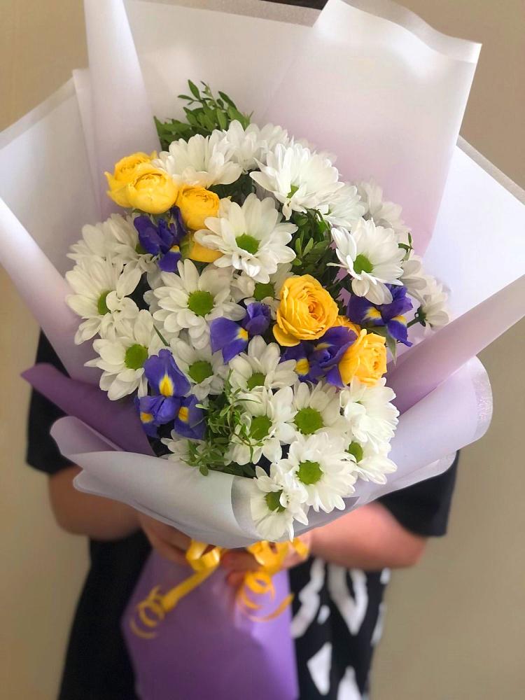 Букет цветов из: Ирисы, Хризантемы и Розы в Мордово