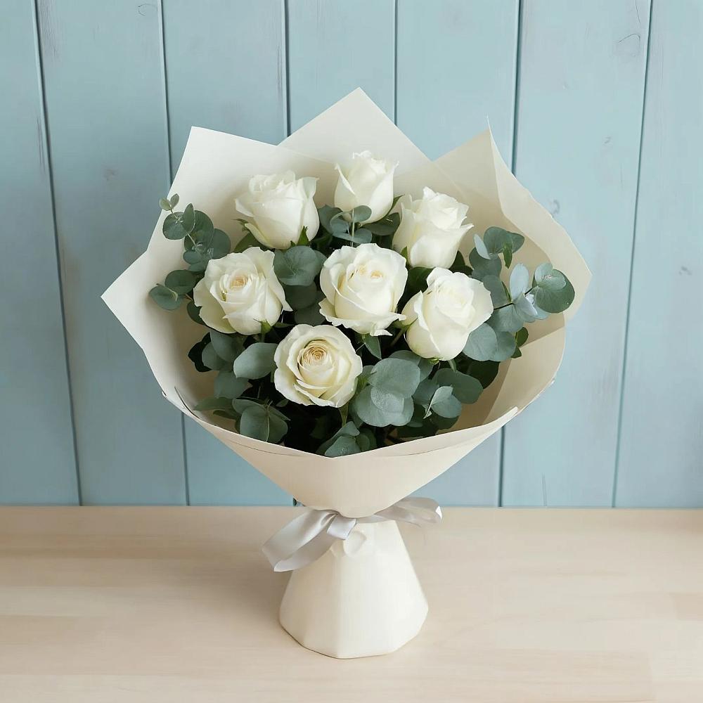 Букет Белые розы в Эвкалипте в Мордово