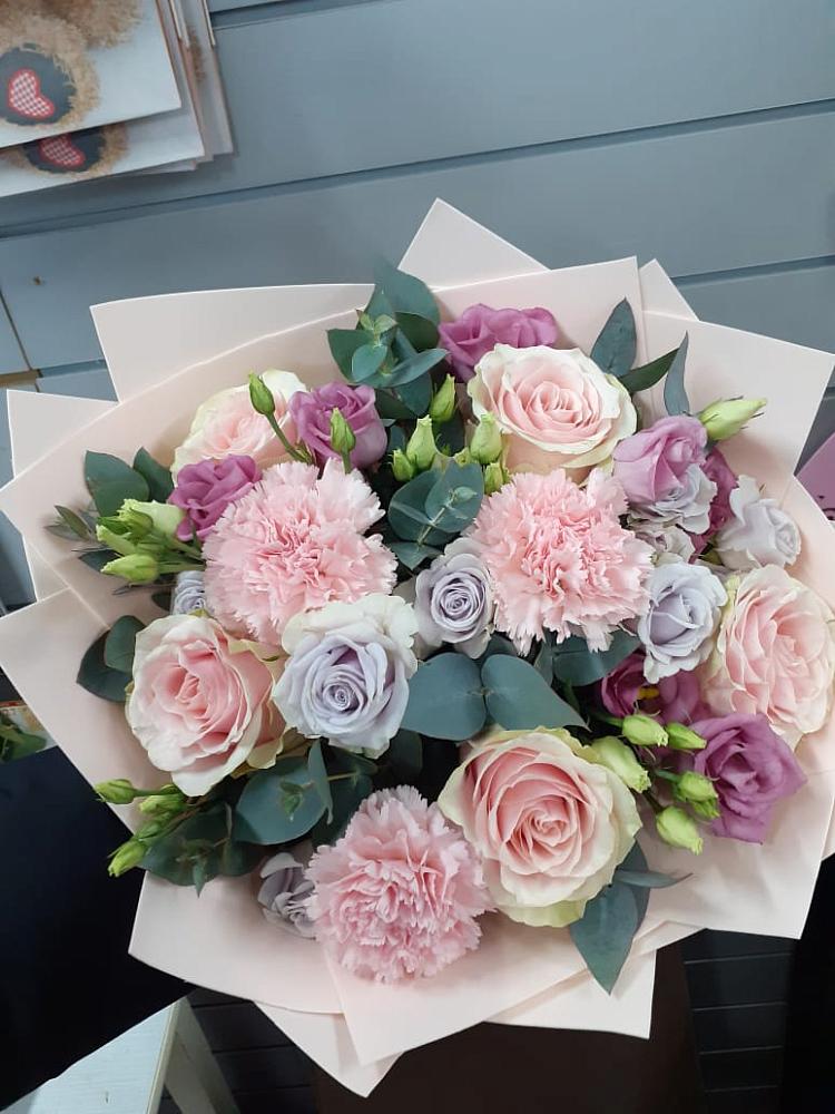 Букет цветов из: Розы, Гвоздики и Лизиантусы в Мордово